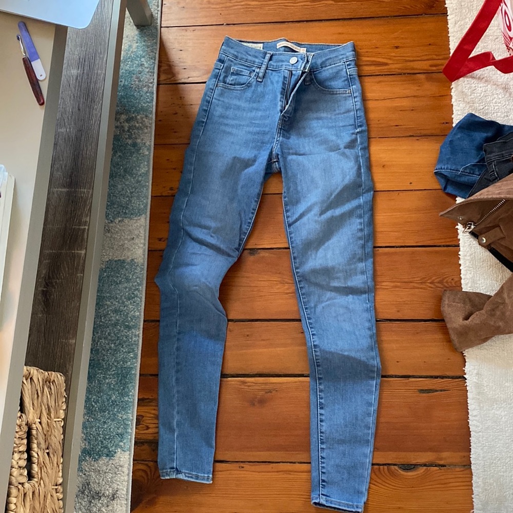 720 High Rise Super Skinny size 23 Levi Jeans